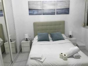 um quarto com uma cama com duas toalhas em A Unos Pasos a Gran Via Madrid Xl em Madri