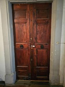 un par de puertas de madera en una habitación en Arles Centre historique Studio climatisé 1 à 2 personnes, en Arles