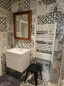 y baño con lavabo y espejo. en Arles Centre historique Studio climatisé 1 à 2 personnes, en Arles