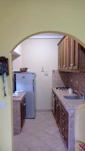 eine Küche mit einer Spüle und einem Kühlschrank in der Unterkunft Casa immersa nella natura in Capanne di Sillano