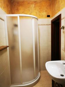 uma casa de banho com um chuveiro e um lavatório. em Casa immersa nella natura em Capanne di Sillano