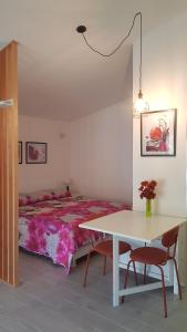 1 dormitorio con 1 cama y 1 mesa con sillas en Camperlingo, en Castellabate