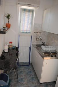 Kuchyň nebo kuchyňský kout v ubytování Apartments Kairos - Bili 9
