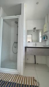 ein Bad mit einer Dusche und einem Waschbecken in der Unterkunft Precioso apartamento moderno en primera linea del mar in Roses