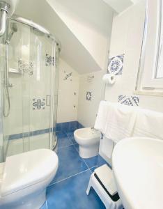 阿納卡普里的住宿－Casa Leo，浴室配有卫生间水槽和淋浴。