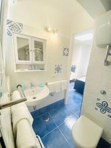 bagno con lavandino bianco e servizi igienici di Casa Leo ad Anacapri