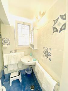 bagno bianco con lavandino e servizi igienici di Casa Leo ad Anacapri