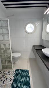 ein Bad mit einem WC und einem Waschbecken in der Unterkunft Precioso apartamento moderno en primera linea del mar in Roses