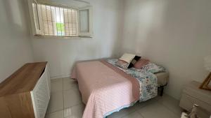 ein kleines Schlafzimmer mit einem Bett und einem Fenster in der Unterkunft Precioso apartamento moderno en primera linea del mar in Roses
