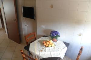 ein kleiner Tisch mit einer Schale Obst darauf in der Unterkunft Valderice Vacanze for family in Valderice