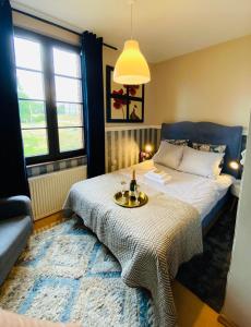 een slaapkamer met een bed met een dienblad met eten erop bij Nostalgia Poganice in Potęgowo