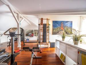 un gimnasio con equipamiento de ejercicio en una habitación en Homely Stay in a romantic lodging with sauna&gym, en Münsing