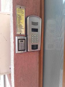 un teléfono móvil sentado al lado de una pared en Gina’s studio. en Bistriţa