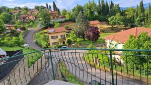 - un balcon offrant une vue sur le village dans l'établissement Da Olga e Giubbino - Terrossola, à Bibbiena