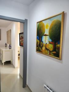 ein Gemälde, das an einer Wand in einem Raum hängt in der Unterkunft Contempory exclusive Sitges area in Barcelona