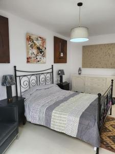 ein Schlafzimmer mit einem Bett und einer Hängeleuchte in der Unterkunft Contempory exclusive Sitges area in Barcelona