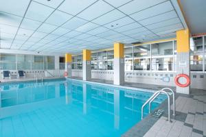 Bazén v ubytování Sandman Hotel Montreal - Longueuil nebo v jeho okolí