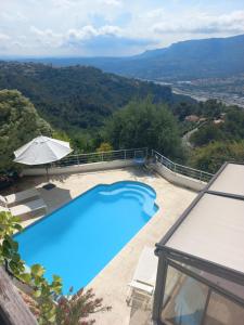 basen z widokiem na góry w obiekcie Studio les étoiles d'Azur w mieście Aspremont