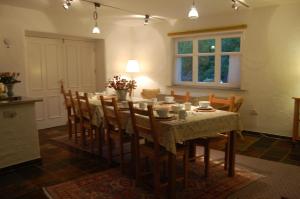 een keuken en eetkamer met een tafel en stoelen bij Beaufort Lodge B&B & Cottage in Beaufort