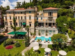 una vista aerea di un edificio con piscina di Hotel Laurin a Salò