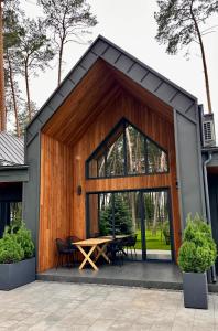 een paviljoen met een picknicktafel ervoor bij Hotel Golden Lion & SPA 