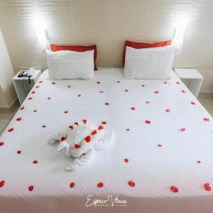 Una cama blanca con corazones rojos. en Espaço Viana, en Porto de Galinhas