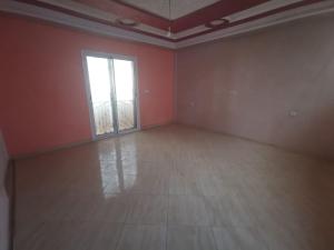 ein leeres Zimmer mit einem Fenster und Fliesenboden in der Unterkunft Chatif in Agadir