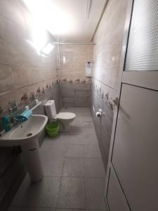 阿加迪爾的住宿－Chatif，一间带水槽和卫生间的浴室