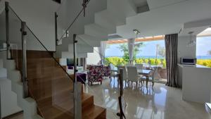 ein Esszimmer und ein Wohnzimmer mit einem Tisch und Stühlen in der Unterkunft PARADISE LUXURY villa sea view in Villajoyosa