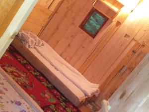 an overhead view of a bedroom in a wooden cabin at Isov Ranch in Plav
