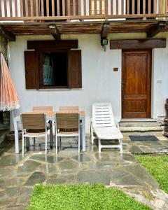 una mesa y sillas sentadas frente a una casa en La Maison del Ru - CIR VDA GIGNOD 0037, en Gignod