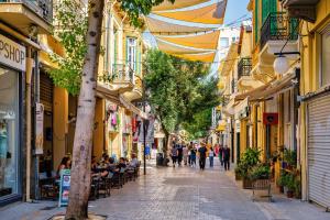 Una calle en una ciudad con gente caminando por la calle en Nicosia Venetian Walls en Nicosia