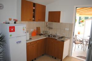 Kuchyň nebo kuchyňský kout v ubytování Apartments Kairos - Bili 9
