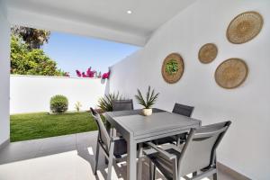 a dining room with a table and chairs at Casa Piscina Cubierta Climatizada 3 in Chiclana de la Frontera