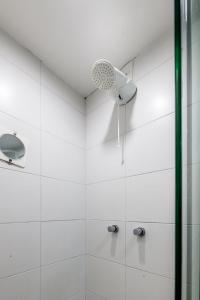 a bathroom with a shower with a shower head at Loft Centro Histórico, Completo e Confortável 502 in Porto Alegre