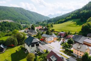z góry widok na małą wioskę w górach w obiekcie Die Pension Galle w Arnoldstein