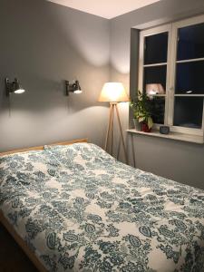 - une chambre dotée d'un lit avec une couverture bleue et blanche dans l'établissement Apartament Święty Wojciech, à Gdańsk