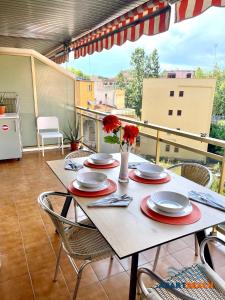 a table and chairs on a balcony with a view at APARTBEACH SANCHO ABARCA CENTRICO y JUNTO PLAYA in Salou