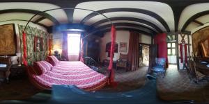 une chambre avec un lit au milieu dans l'établissement Commanderie des Templiers, à Figeac
