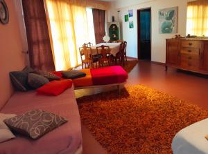 uma sala de estar com duas camas e uma mesa em Eden Villa - Pool, Barbecue, Spectacular Views, 4 Bedrooms - Up to 10 guests ! no Funchal