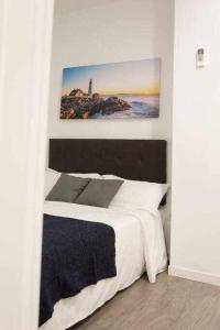 マドリードにあるComodo Y Agradable Apartamento En Madrid Centro 2のベッドルーム1室(壁に絵が描かれたベッド1台付)