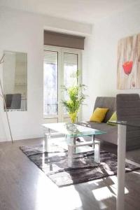 マドリードにあるComodo Y Agradable Apartamento En Madrid Centro 2のリビングルーム(ソファ、テーブル付)