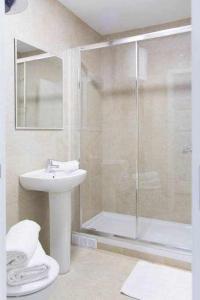 a bathroom with a sink and a shower at Comodo Y Agradable Apartamento En Madrid Centro 2 in Madrid