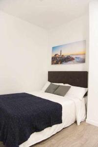 a bedroom with a large bed with a black blanket at Comodo Y Agradable Apartamento En Madrid Centro 2 in Madrid