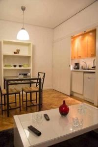 a living room with a table and a kitchen at Un Elegante Piso Para Descubrir Madrid in Madrid