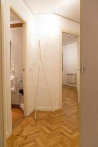 an empty room with a white wall and wooden floors at Un Elegante Piso Para Descubrir Madrid in Madrid
