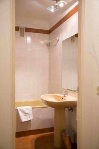 a bathroom with a sink and a bath tub at Un Elegante Piso Para Descubrir Madrid in Madrid