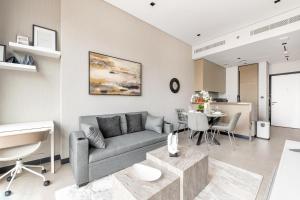 uma sala de estar com um sofá e uma mesa em Downtown Ultra Luxury 1BR - 15 Northside - Burj Khalifa View no Dubai