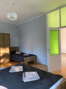 a bedroom with two beds and a green wall at Bella Rossi in Jastrzębia Góra