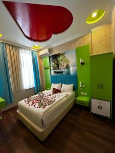 een slaapkamer met een groot bed met rozen erop bij Hotel Megaron in Istanbul